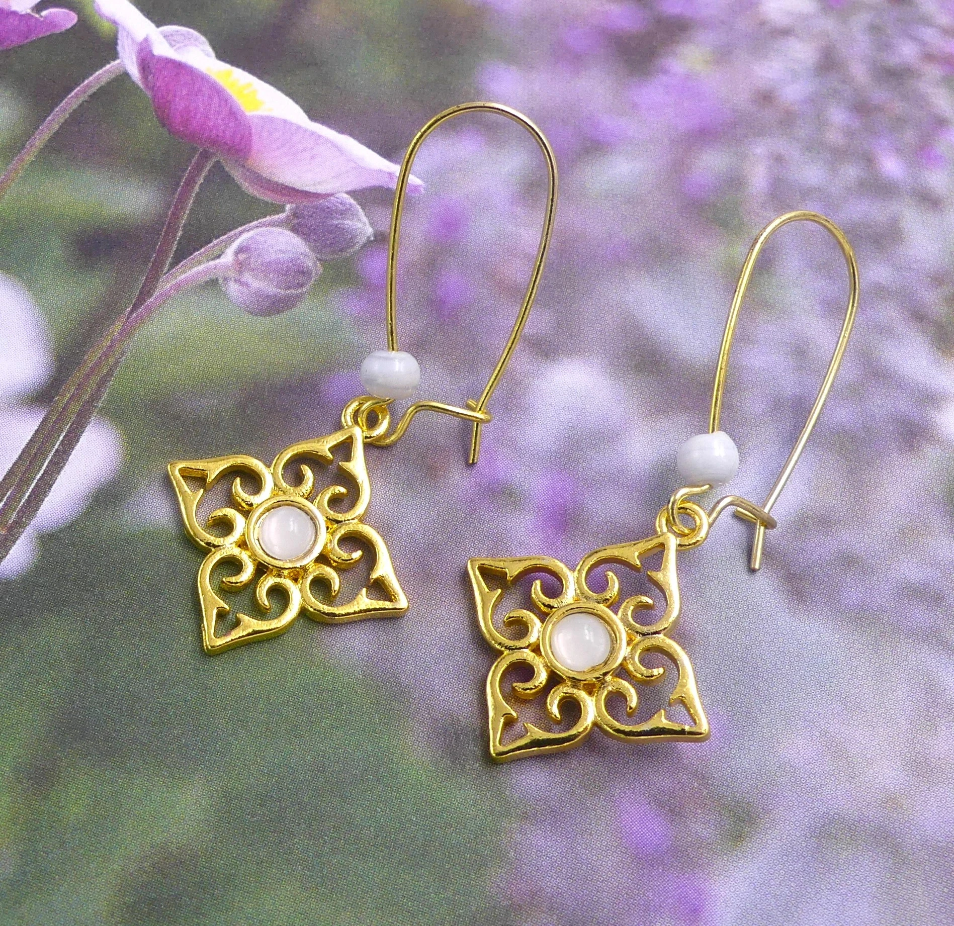 Boucles d'oreilles métal doré et perles blanches